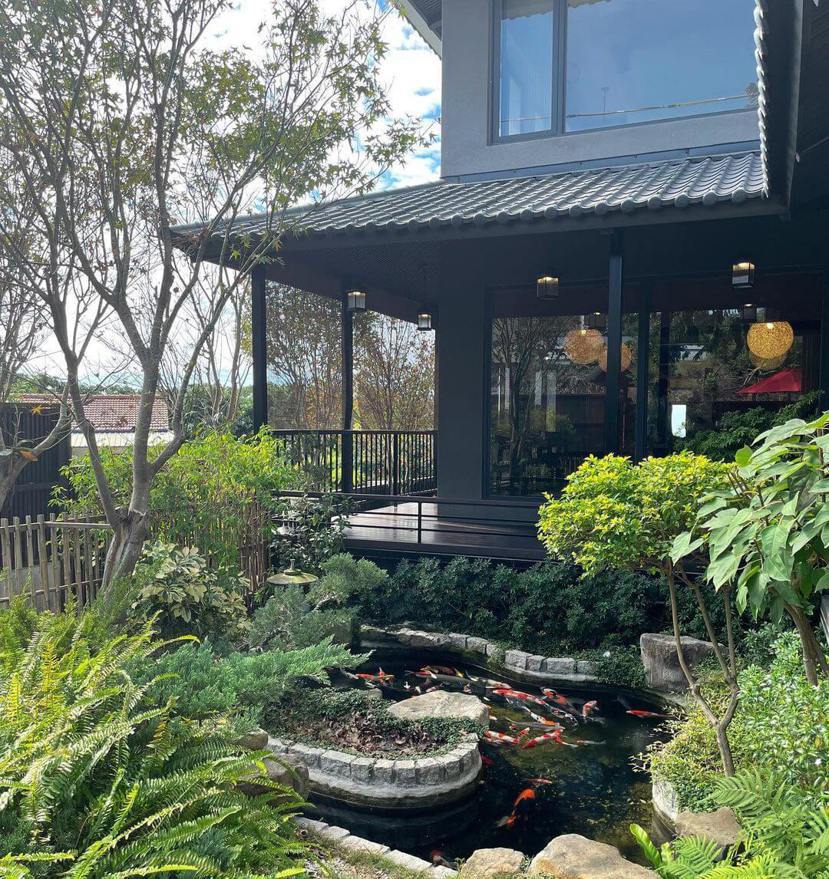 「合掌喫茶食事處」以日式庭園為設計，打造出造景水池、喫茶亭、廊台。 圖／IG@f...