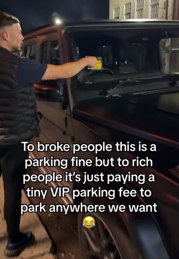28歲的百萬富豪德斯馬里斯開著要價約新台幣520萬元的賓士SUV，在沒有身障證明的情況下，卻常年霸占身障車位停車卻不以為意。 擷自德斯馬里斯IG