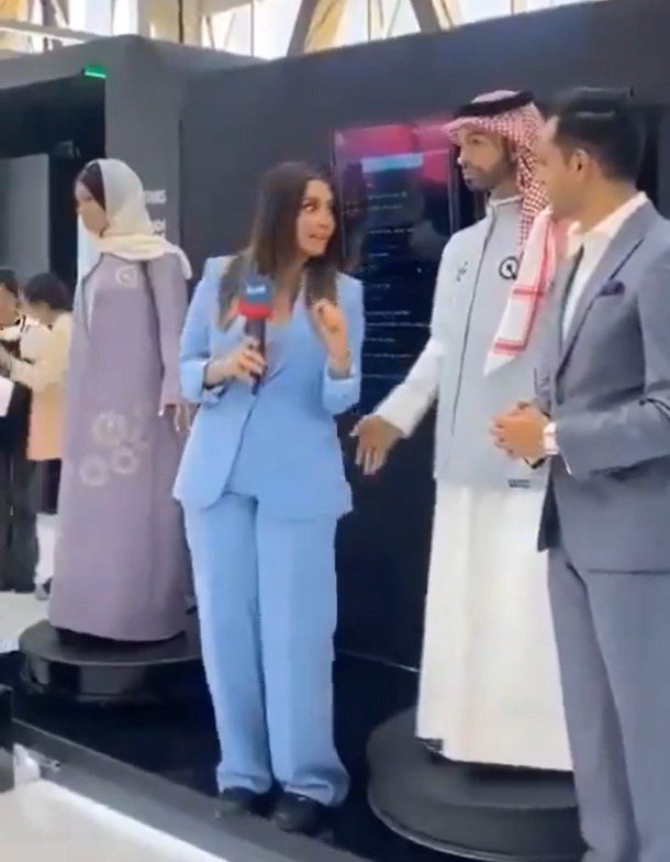 近日在沙烏地阿拉伯推出的一款人形AI機器人，首次亮相就對台上的記者伸出「鹹豬手」，掀起網路熱議。 圖／擷取自X @MeghUpdates