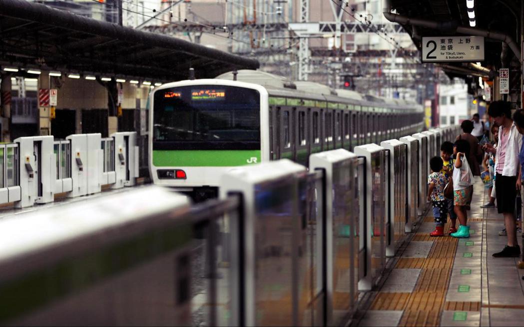 圖為東京有樂町站，一列JR東日本列車駛入裝設半高式月台門的月台。 圖／美聯社　
...
