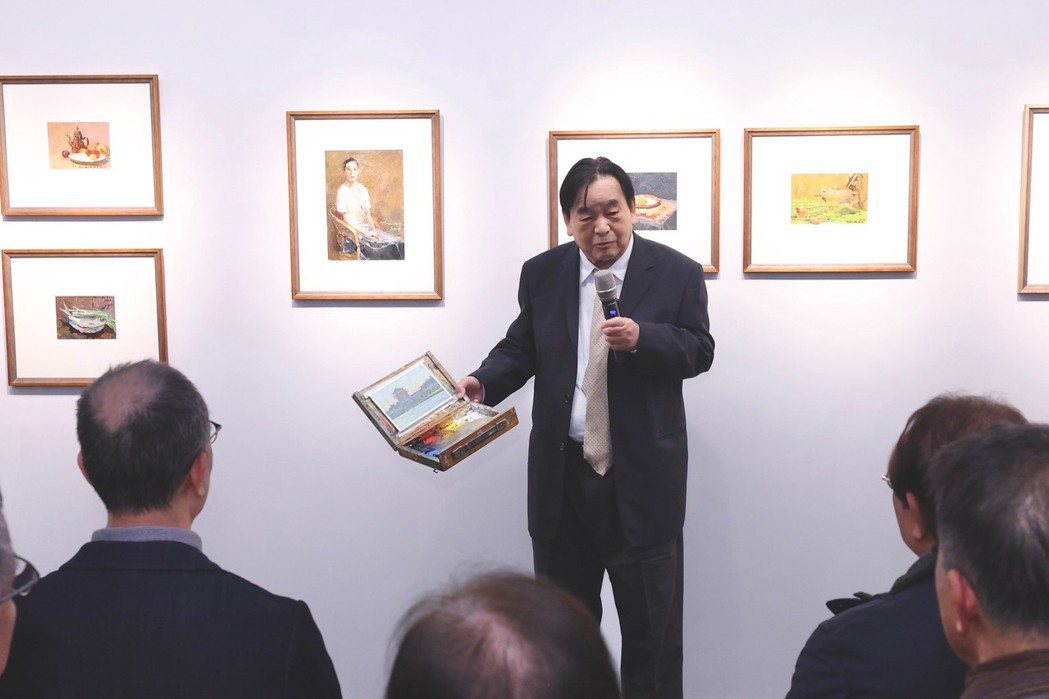 冉茂芹於日前阿波羅畫廊的開幕記者會上，生動地分享了油畫之美、技巧，以及「小畫箱」...