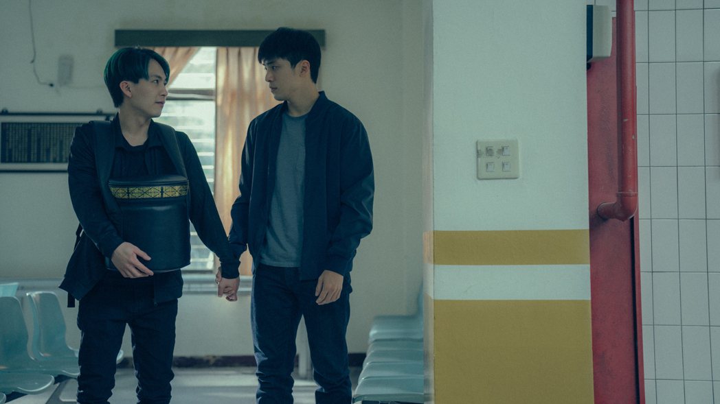 巫建和(左)、林哲熹在「愛愛內含光」一段告白戲碼，令網友心動。圖／Netflix...