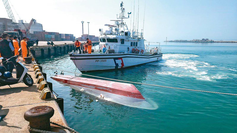 金門海域發生執法意外，海巡署將翻覆的大陸快艇拖回料羅碼頭蒐證勘驗。圖／海巡署提供