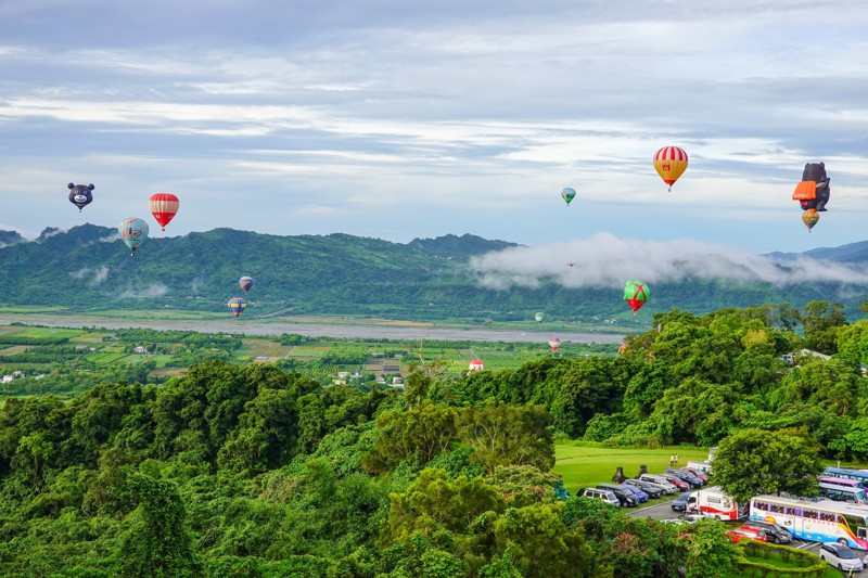 台灣國際熱氣球嘉年華就是賣花東縱谷的好山好水好空氣。圖／聯合報系資料照片