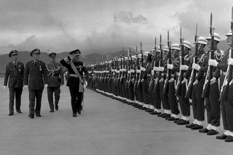 1959年3月9日，約旦國王胡笙（左四）抵台，蔣中正總統（左二）親抵機場陪同檢閱我方三軍儀隊。圖／聯合報系資料照片