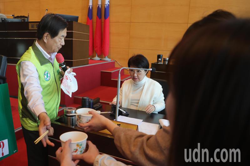 民進黨議員鄭功進（左）邀請市長盧秀燕（右）吃台糖豬肉遭拒後，只好自己吃下。記者黃仲裕／攝影