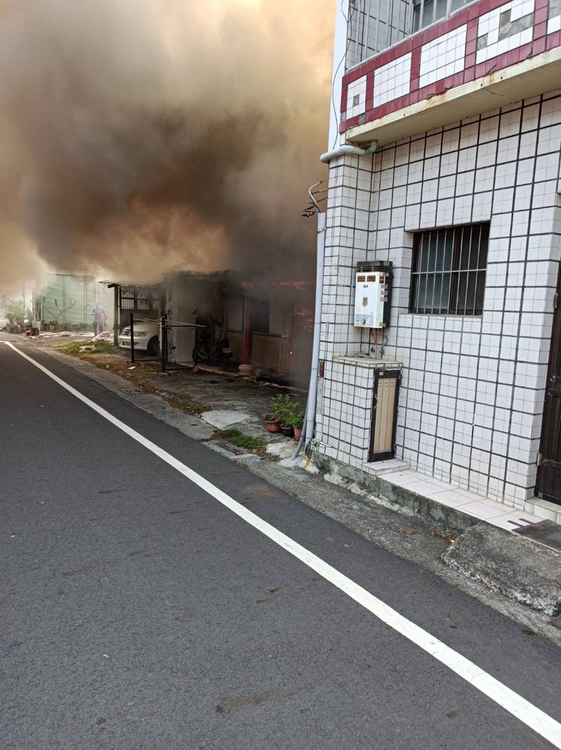 台南市六甲区一处平房午间起火，26岁男子未能逃出葬身火窟。照／民众提供