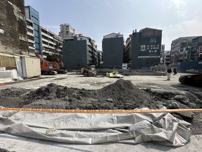 台南市区「天坑」回填五妃街口重铺，下午拆除路旁封锁线。记者周宗祯／摄影