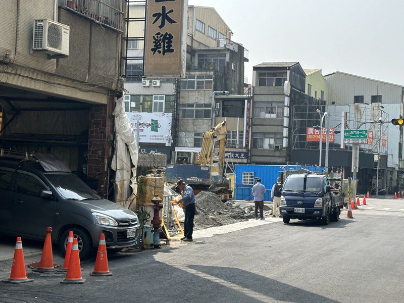 台南市区「天坑」回填五妃街口重铺，下午拆除路旁封锁线。记者周宗祯／摄影