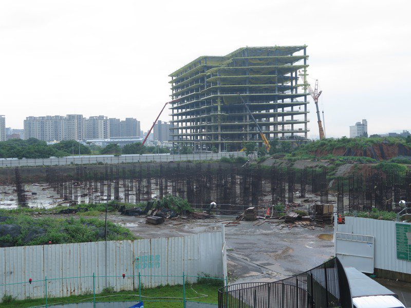 新竹市國際展演中心工程實際進度僅34.87%，去年停工迄今。本報資料照