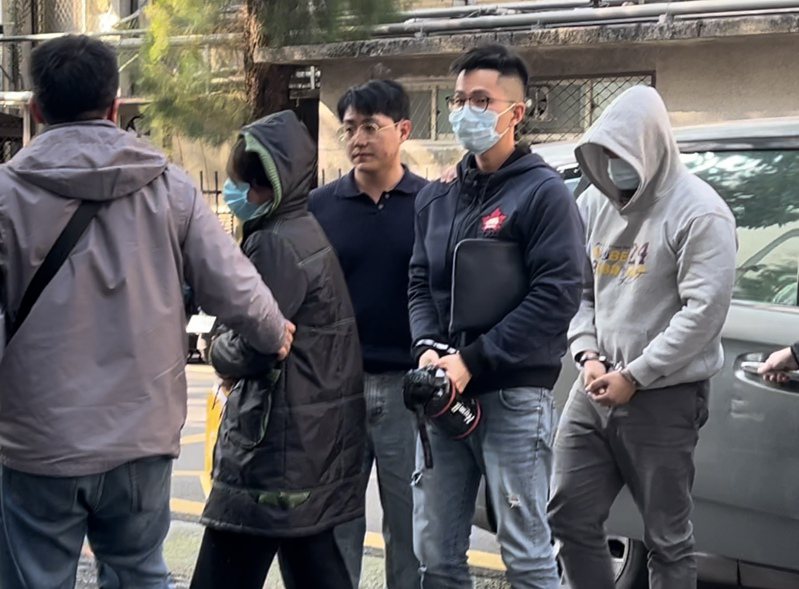 警方今天移送虛擬幣營銷團隊成員李燕南（左二）等人至台北地檢署複訊。記者房荷庭／攝影