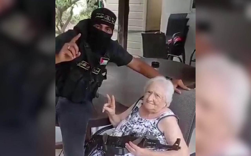 巴勒斯坦武裝團體哈瑪斯2023年10月7日跨境襲擊以色列南部，90歲阿根廷裔老奶奶艾斯特（右）就遭遇了兩名蒙面槍手，但因為她提到自己與足球巨星梅西是同鄉，最後免於遭擄為人質。照片翻攝：X / Joop Soesan