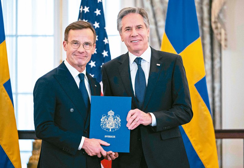瑞典總理克里斯特森（左）七日親赴華府向美國國務卿布林肯（右）遞交加入北約組織的最終申請文件。（法新社）
