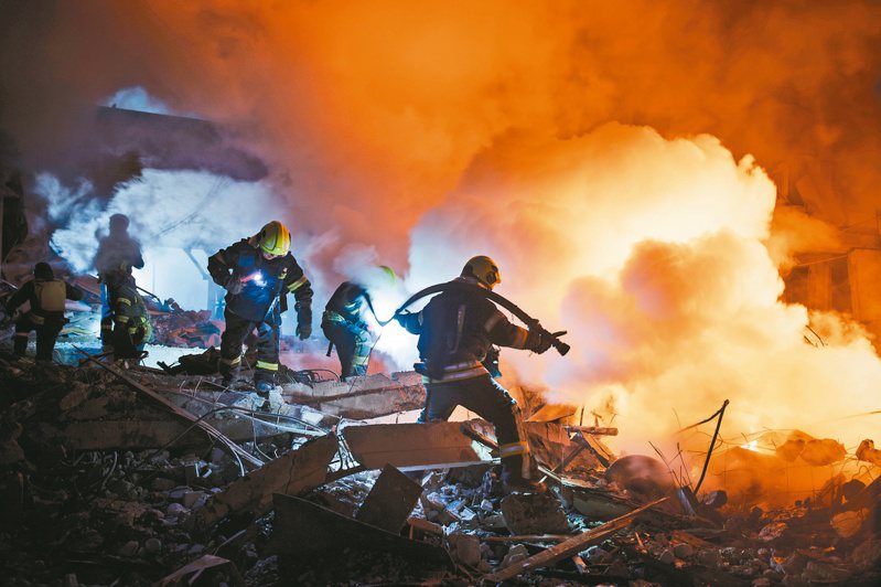 烏克蘭克拉莫托斯克的消防隊員2月20日對抗因俄羅斯空襲而受損的淨水廠大火。（紐約時報）