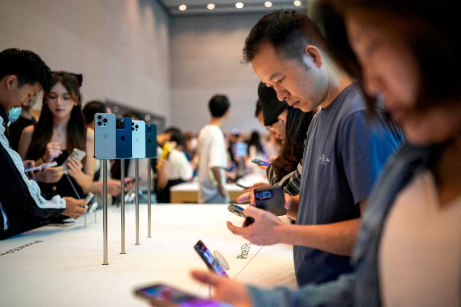 蘋果（Apple）日前釋出iOS 17.4更新，也讓人好奇舊款iPhone更新後續航力的變化。圖為上海的蘋果門市。（路透資料照片）