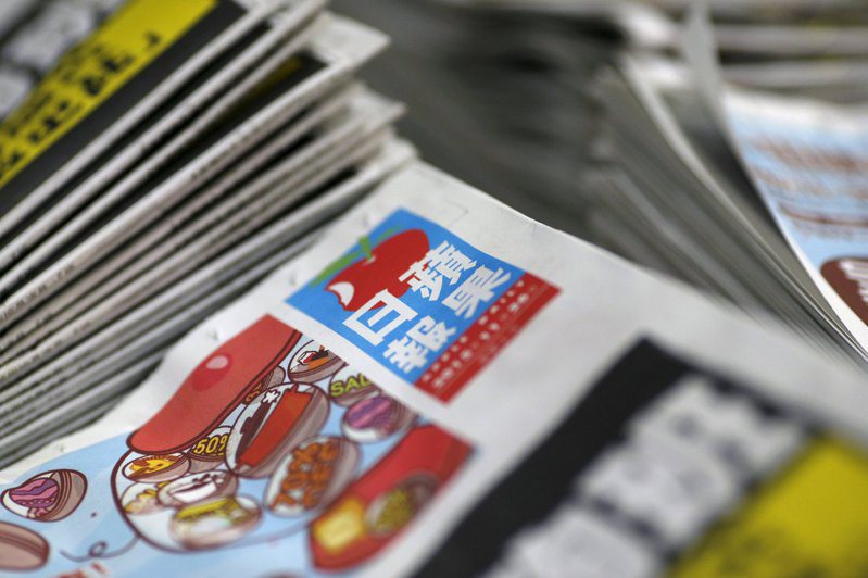 香港立法會今天審議基本法23條立法草案，有議員提問，若有人將蘋果日報舊報紙當作紀念放在家，是否觸犯「管有煽動刊物」。圖／路透社