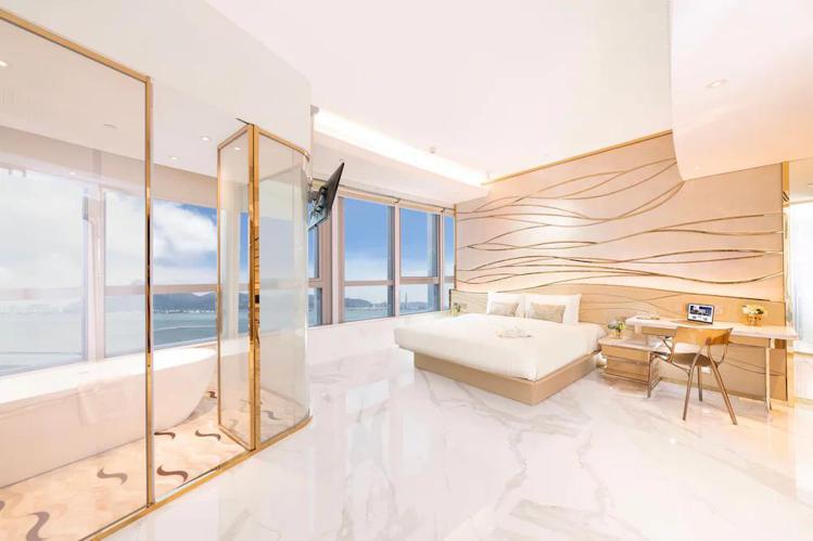「麗豪航天城酒店」房間設計採米白色系配金屬邊框，簡單不失輕奢感。圖/Klook提供