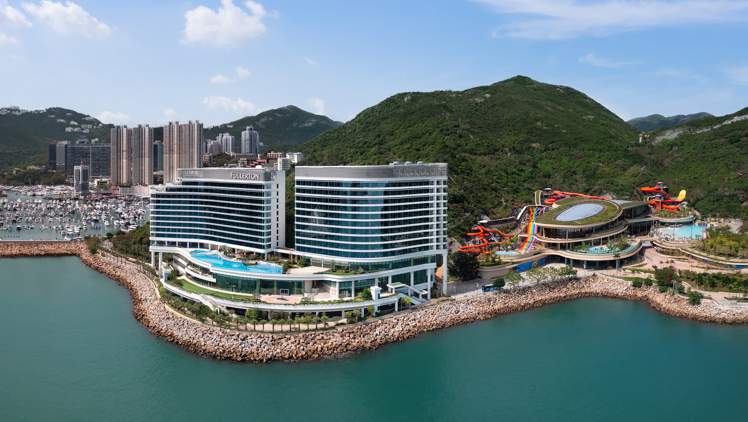 「香港富麗敦海洋公園酒店」飽覽無敵海景，步行2分鐘可至香港海洋公園水上樂園。圖/Klook提供