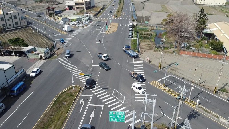 彰化縣台61乙線（美港公路）目前是平面道路，地方認為平時重車多，為了交通安全建議採高架化。報系資料照