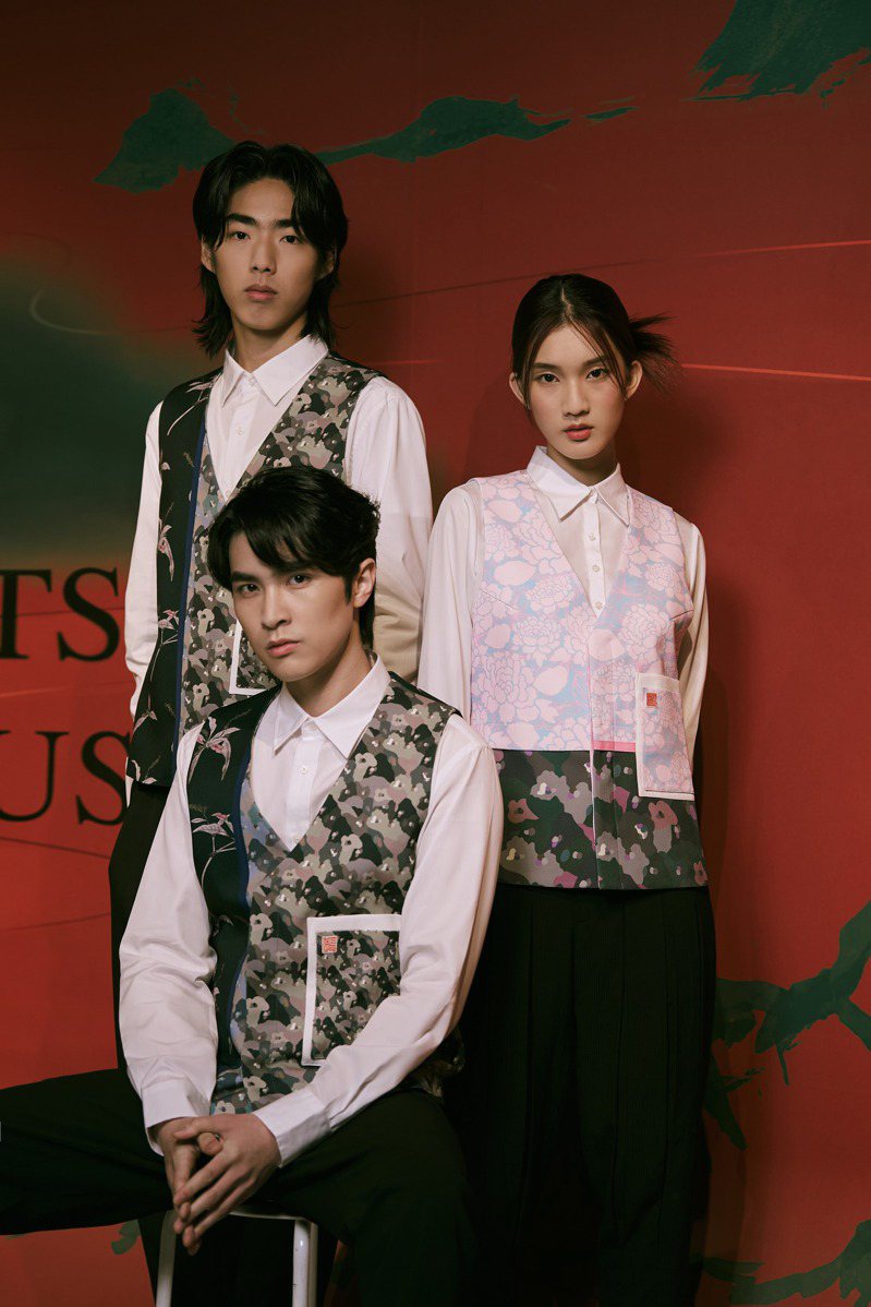 由台湾设计师周裕颖为国立历史博物馆设计的全新制服，包含了馆藏文物中的不同史料纹样、但以新式剪裁设计，亦古亦今。图／翻摄自国立历史博物馆脸书