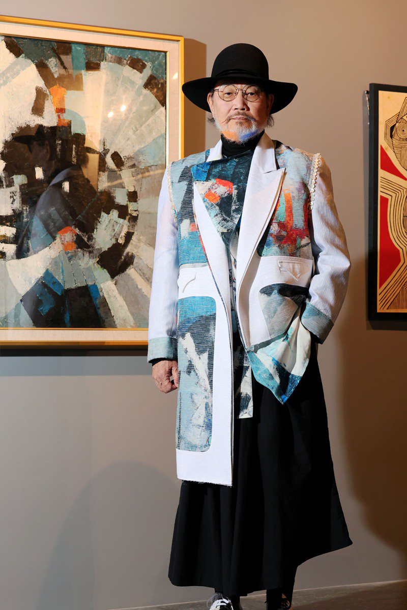 走秀嘉宾林经甫医师身著吴隆荣《火鸡》 作品设计之长版西装外套。图／国立历史博物馆提供