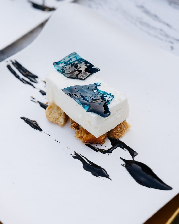 食物設計師袁采楓以莊喆作品為啟發，將史博館的建築瓦片為靈感「擺盤」，呈現出可「食」的藝術品。圖／國立歷史博物館提供