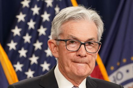 聯準會（Fed）主席鮑爾日前表示，若美國通膨率穩定滑向2%目標，今年將啟動降息。 路透