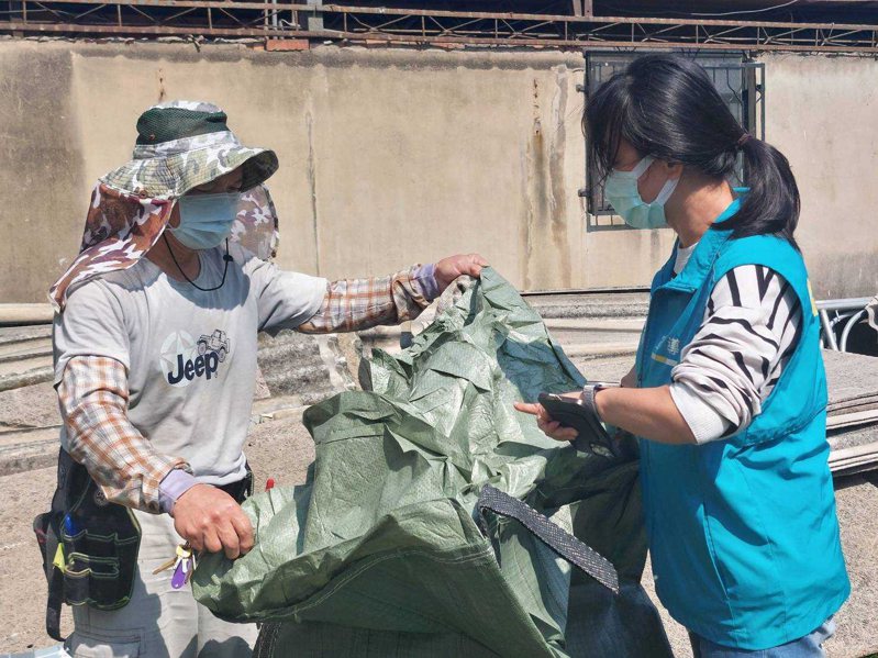 新竹市環保局去年11月起開始受理家戶石綿建材廢棄物免費清運處理，提醒民眾把握機會申請。圖／竹市府提供