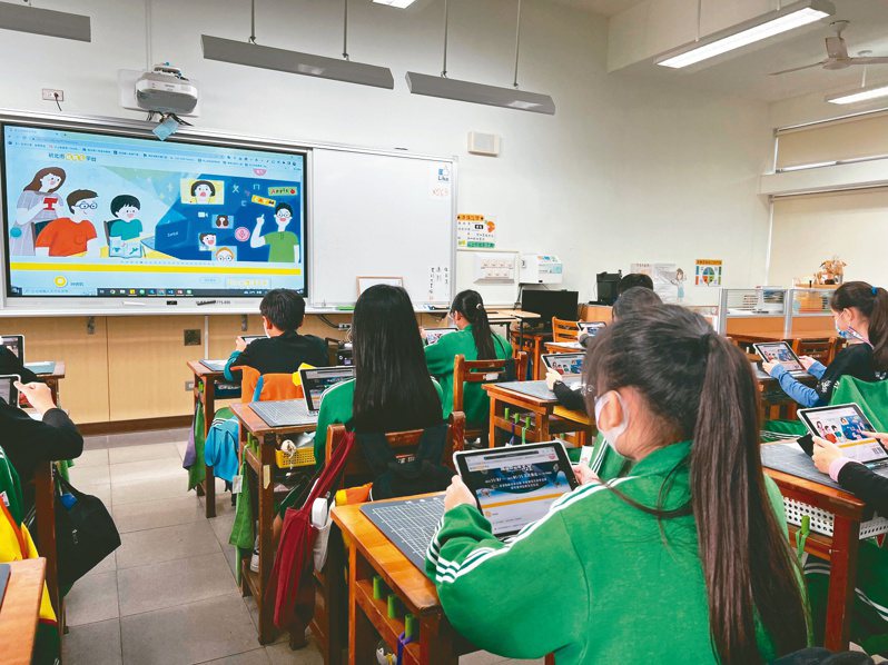 新北預計2025年完成建置智慧教室，全面推動數位教學。圖／新北市教育局提供