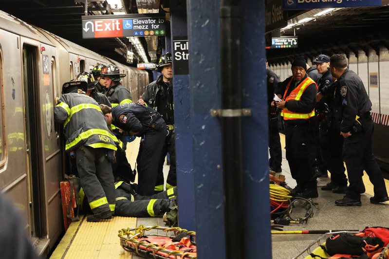 美國一名女子被男友推下月台，慘遭列車輾過，雙腿截肢。圖片來源／《紐約郵報》（New York Post）