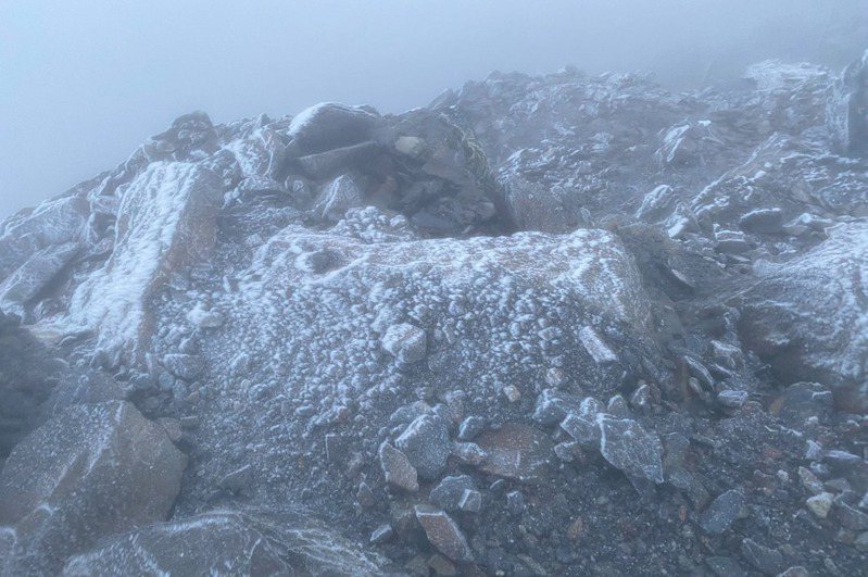 中央氣象署今天表示，玉山氣象站上午8時5分開始下冰霰，目前持續中。圖／玉山國家公園提供