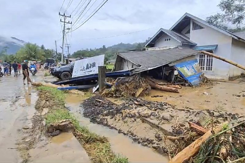 印尼官員今天表示，蘇門答臘島暴洪及土石流導致的死亡數攀升至21人，另外還有6人失蹤。圖為印尼西蘇門答臘島蘭蓋市，受山洪影響的村莊裡受損的房屋。美聯社