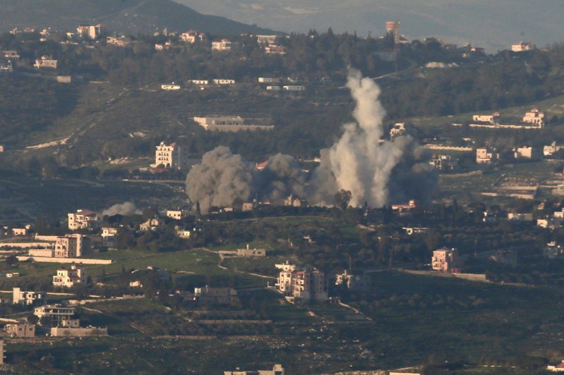 黎巴嫩國家通訊社報導，以色列今天對黎巴嫩南部一棟房屋發動攻擊，造成至少5人死亡，其中4人來自同一家庭，另有9人受傷。圖為3月5日，以色列在黎巴嫩胡拉投下的火箭的煙霧。新華社