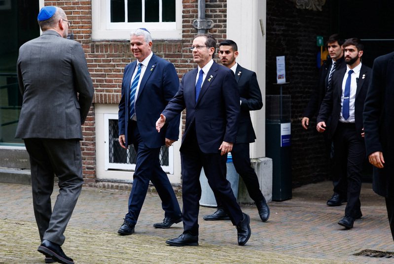 以色列總統赫佐格今天將出席荷蘭首都阿姆斯特丹的國家大屠殺紀念館開幕儀式。圖為3月10日，以色列總統艾薩克·赫爾佐格抵達葡萄牙猶太教堂。路透