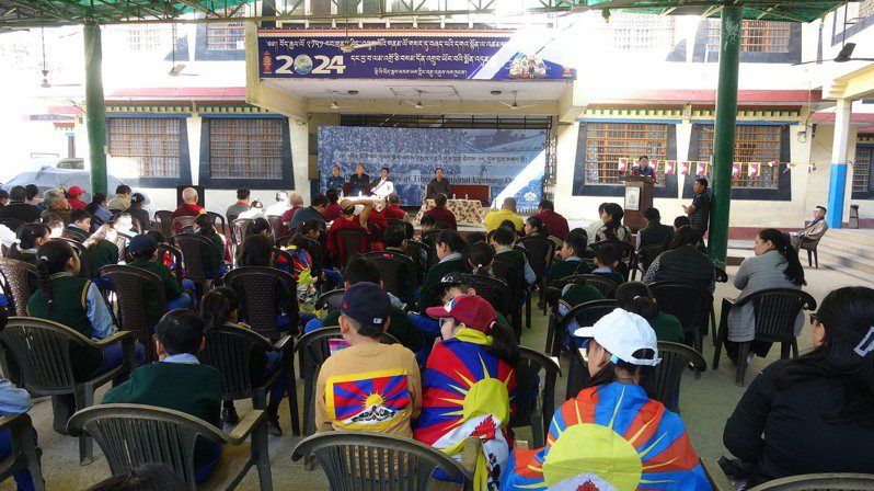 西藏抗暴65週年紀念日，德里藏人安置區舉辦集會，緬懷在中國政府的鎮壓下喪生的藏人，同時呼籲國際社會支持西藏爭取自由。中央社