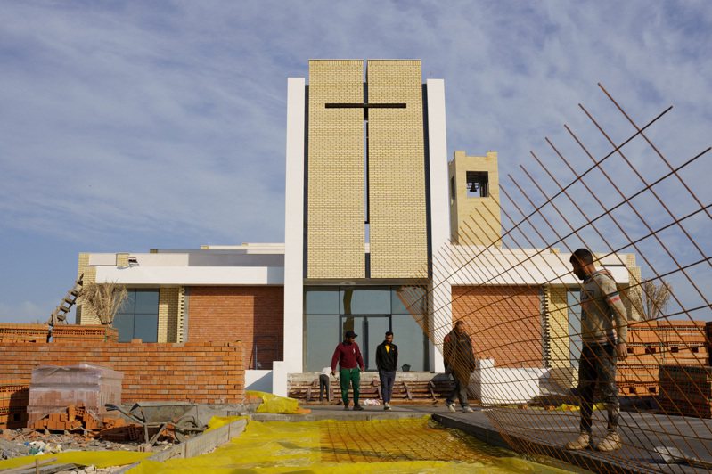 伊拉克在美索不達米亞古城吾珥（Ur，又譯烏爾）附近新建一座教堂，教堂鐘聲上週首次響起，以吸引基督教朝聖者重返伊拉克。圖為建築工人在「易卜拉欣·哈利勒」教堂的外院進行水泥施工。路透社