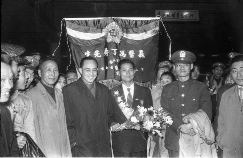 1957年3月11日，台南市義醫馮丁舜（中右捧花者）在三軍球場接受國防部表揚頒獎。圖／聯合報系資料照片