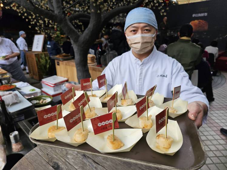活動現場提供「日本北海道 2L 生食級大干貝」免費試吃的活動。記者陳睿中／攝影
