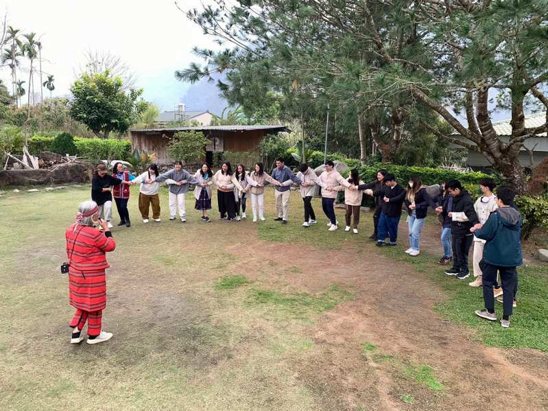 瑪姮·巴丸老師帶領港澳同學學習傳統舞蹈。（圖／取自台港策進會網站）