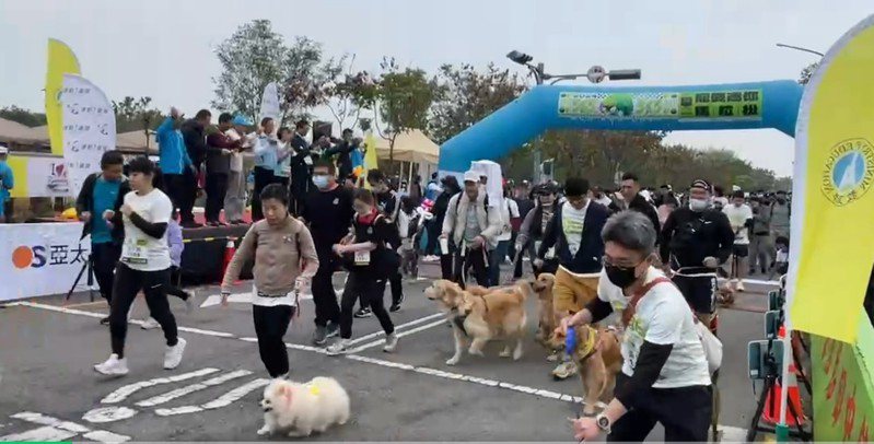 台灣米倉田中馬拉松系列活動「寵愛迷你馬拉松」今天登場，上千民眾帶著小朋友和自己心愛的毛小孩一起路跑，趣味鏡頭引人會心一笑。圖／彰化縣政府提供