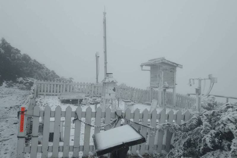 玉山氣象站中午11點50分已停止下霰，共積雪1公分。圖／氣象署提供