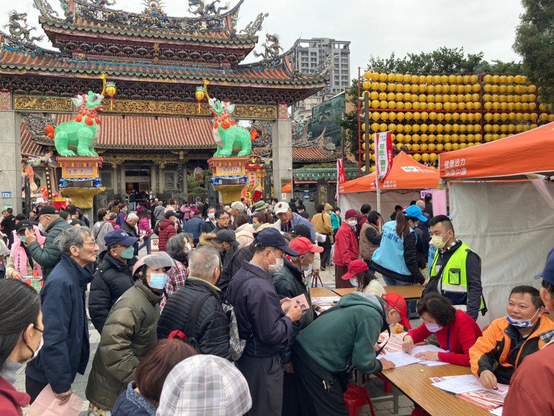 台北市議員徐立信今天在龍山寺前舉辦消費劵發放活動，目標有破萬名民眾受惠，台北市長蔣萬安也到場支持。記者翁至成／攝影