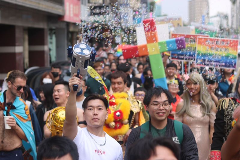 第7屆台南彩虹遊行「有閒來坐」今天下午於中西區忠義路舉行，吸引許多民眾上街響應。圖／台南彩虹遊行提供