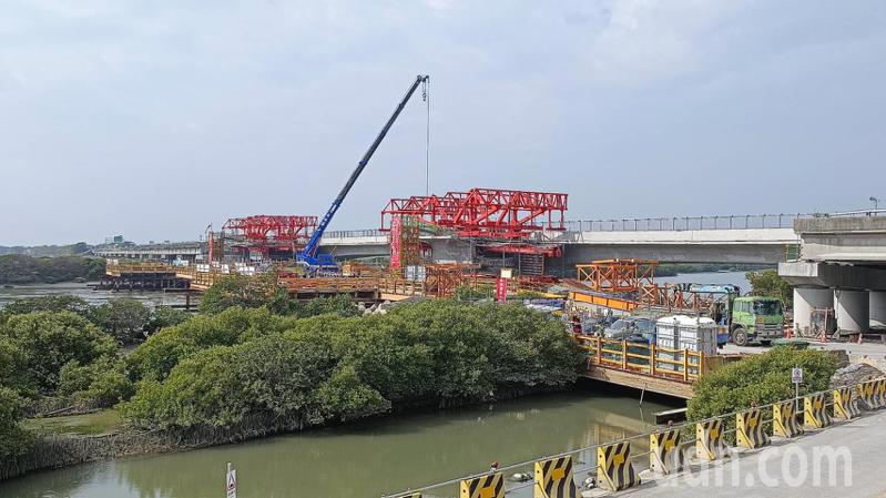 施工中的台61西濱公路台南北門王爺港大橋改善工程，工期再度順延，預計延至今年6月底前完工。記者謝進盛／攝影