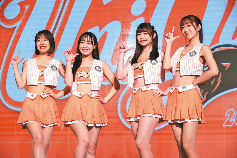 統一獅啦啦隊「UniGirls」昨天舉辦新球季發表會，公布新成員侯芳（右起）、包子、千紘Chihiro、希美Nozomi。記者余承翰／攝影