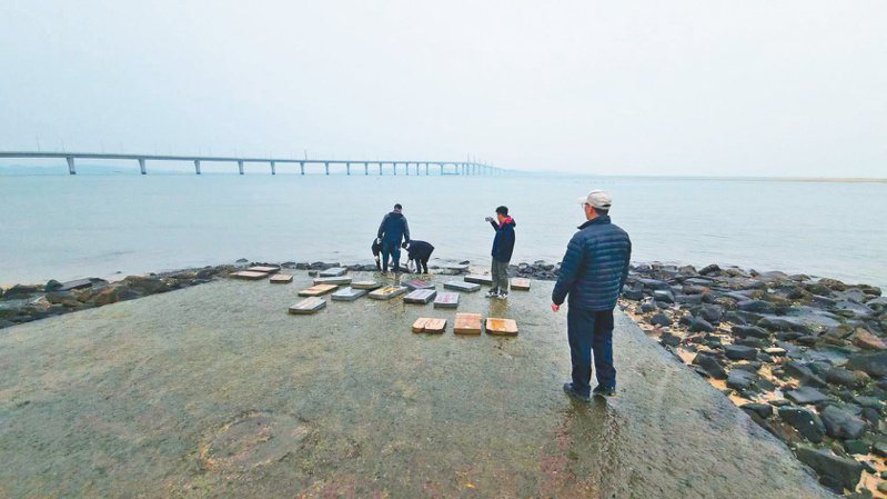 可遠觀金門大橋的「海景電影院」景點海灘出現眾多墓碑，總共有31塊。記者蔡家蓁／攝影