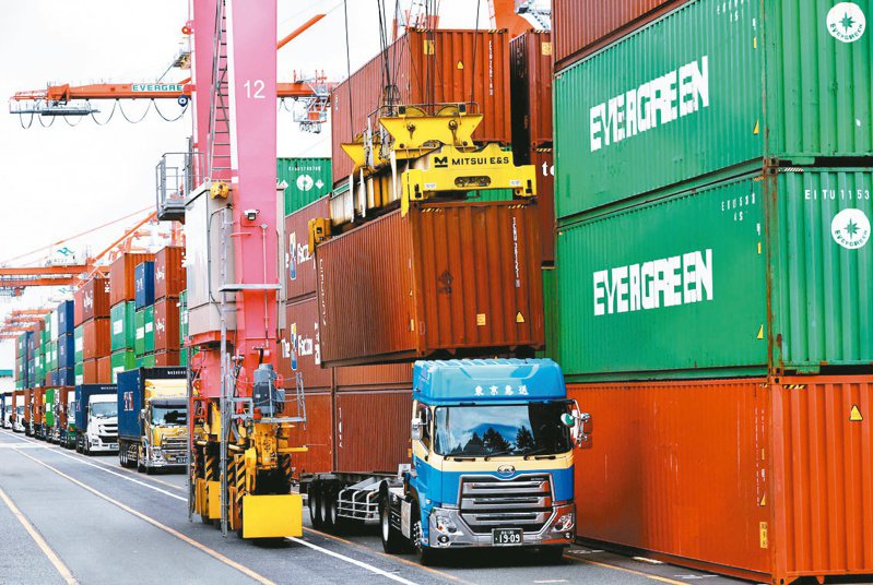 紅海危機已對亞洲出口貿易造成衝擊，大量銷往歐洲及美國東岸貨品的運送時間都大為拉長。（路透）