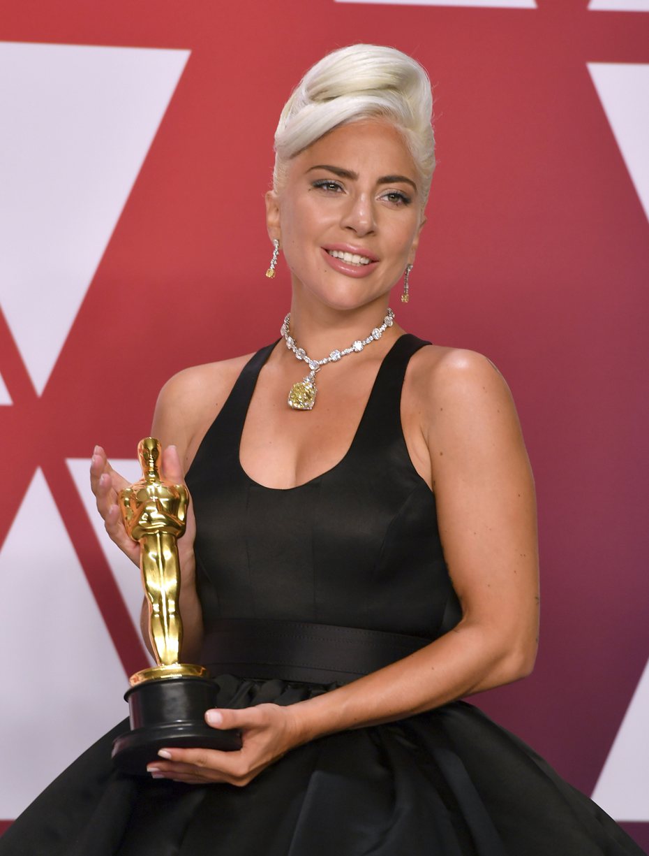女神卡卡在2019年奧斯卡頒獎典禮上，戴著一條價值逾3000萬元的蒂芙尼珠寶項鍊。(美聯社)