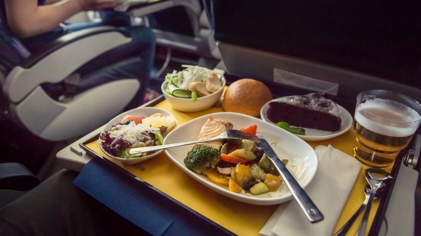 美國空服員佩雷斯（Leysha Perez）表示，飛機餐可能含有不少食品添加劑，...