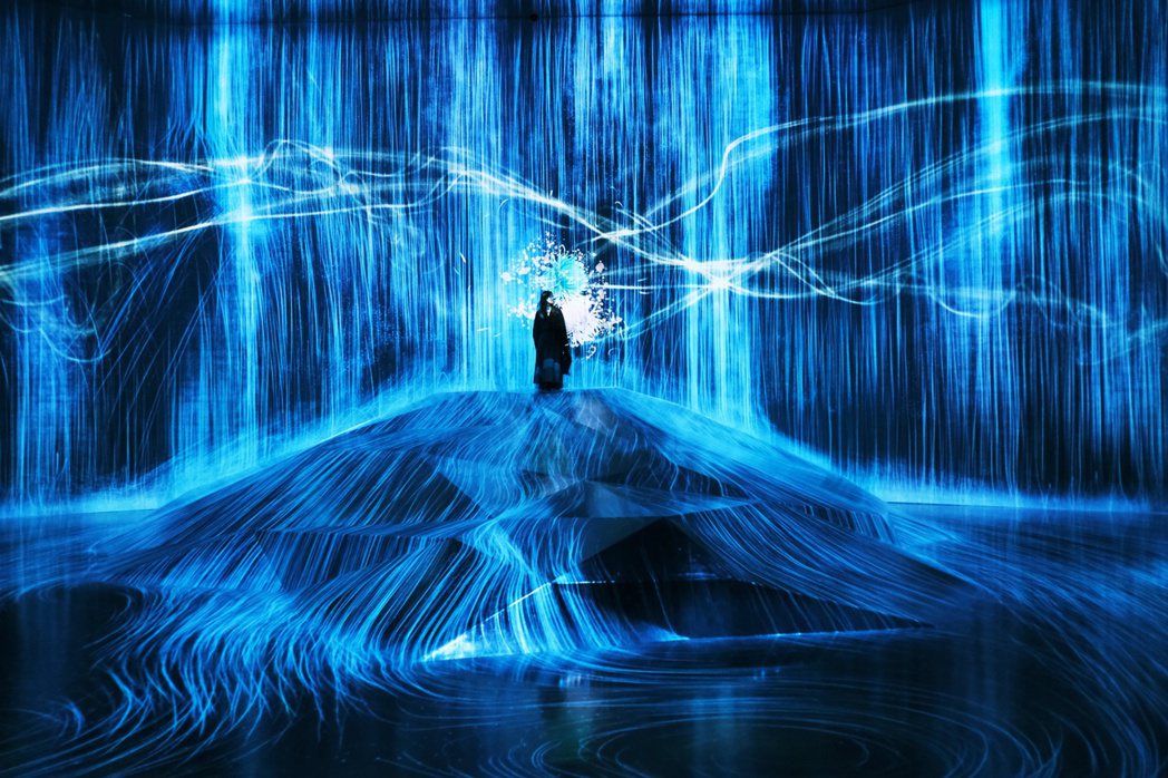 《在人們聚集的岩石上，注入水粒子的世界》當人站在瀑布下，瀑布的水會自動繞開，此時...